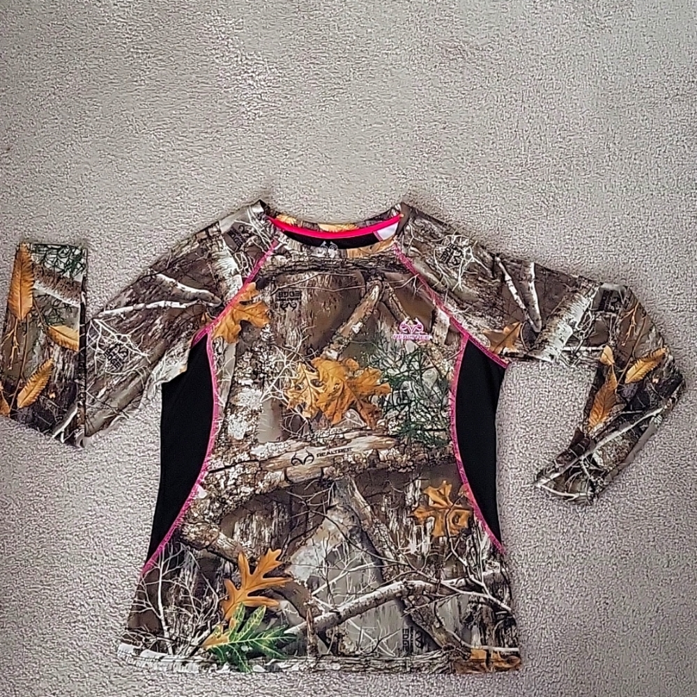 🤩 Like New, never worn size L Women's RealTree camo long sleeve top